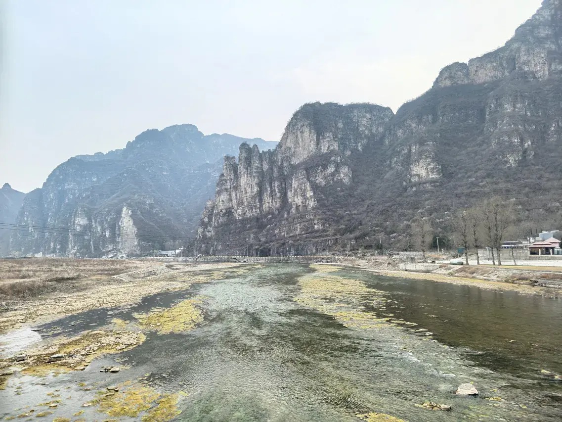 十渡拒马河河岸与山景